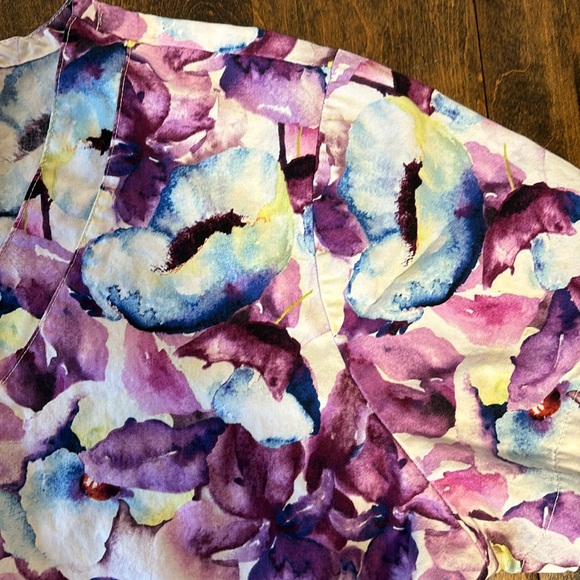 Bundle of 2 scrub tops. - Picture 4 of 10